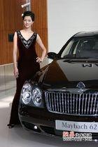 美女开国产迈巴赫视频,美女车主成焦点