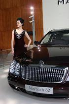 美女开国产迈巴赫视频,美女车主成焦点